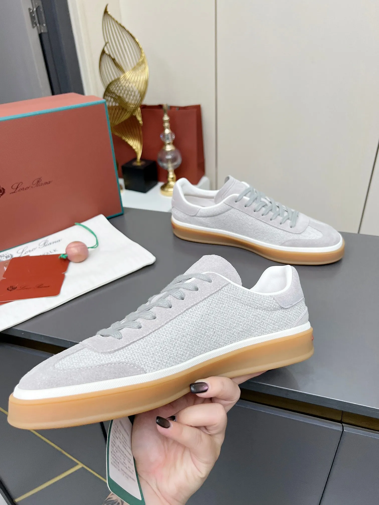 Men's shoes 💰600 purchasing agent, high version 🦅⛳️ Italy [Loro Piana] Tennis walk series LP couple's moral training shoes casual sports shoes sneakers 🎁🎁 Original purchase development and production This new suede tennis shoe adopts an ultra-low design, suitable for wearing all year round 👫👫 The wrapped sole creates an effortlessly attractive color combination that harmoniously blends functionality with understated style, making it the ideal shoe for urban wear. Soft calfskin tongue with Kummel color insert at the heel, cotton lace upper with embossed LP logo, cowhide suede sole, rubber-lined calfskin ✦ Upper: special linen ➕ eco-friendly cowhide ✦ lining: cowhide lining ➕ cowhide insole ✦ sole: original molded TPR ultra-light outsole ✦ packaging: original complete package ✦Female size: 35--40 ✦Male size: 39--45